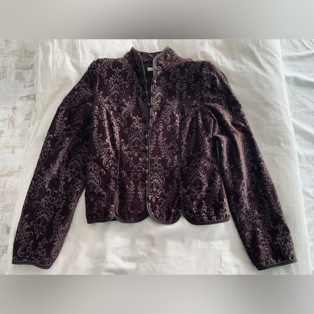 slim-fit blazer with small buttons